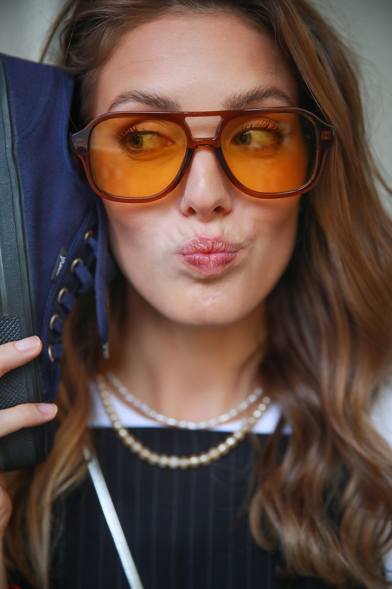 Detail – modré plátěné tenisky Vasky Kanvy Navy k letnímu outfitu