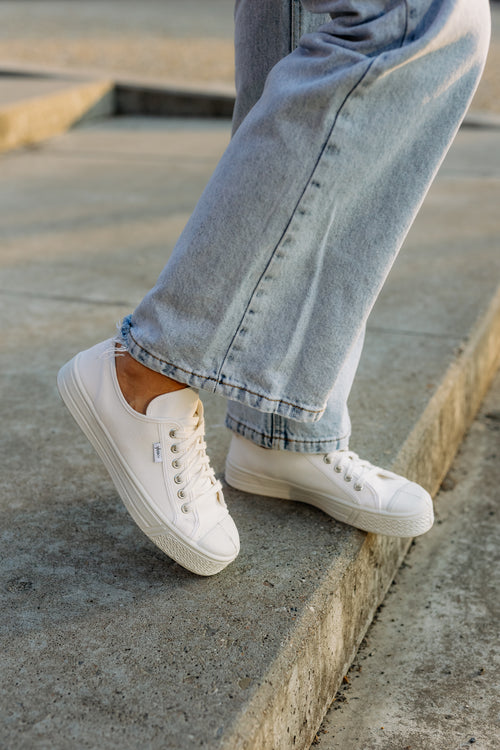 Kanvasky White